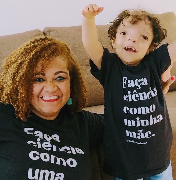 A pesquisadora Ana Paula Barros e seu filho Daniel