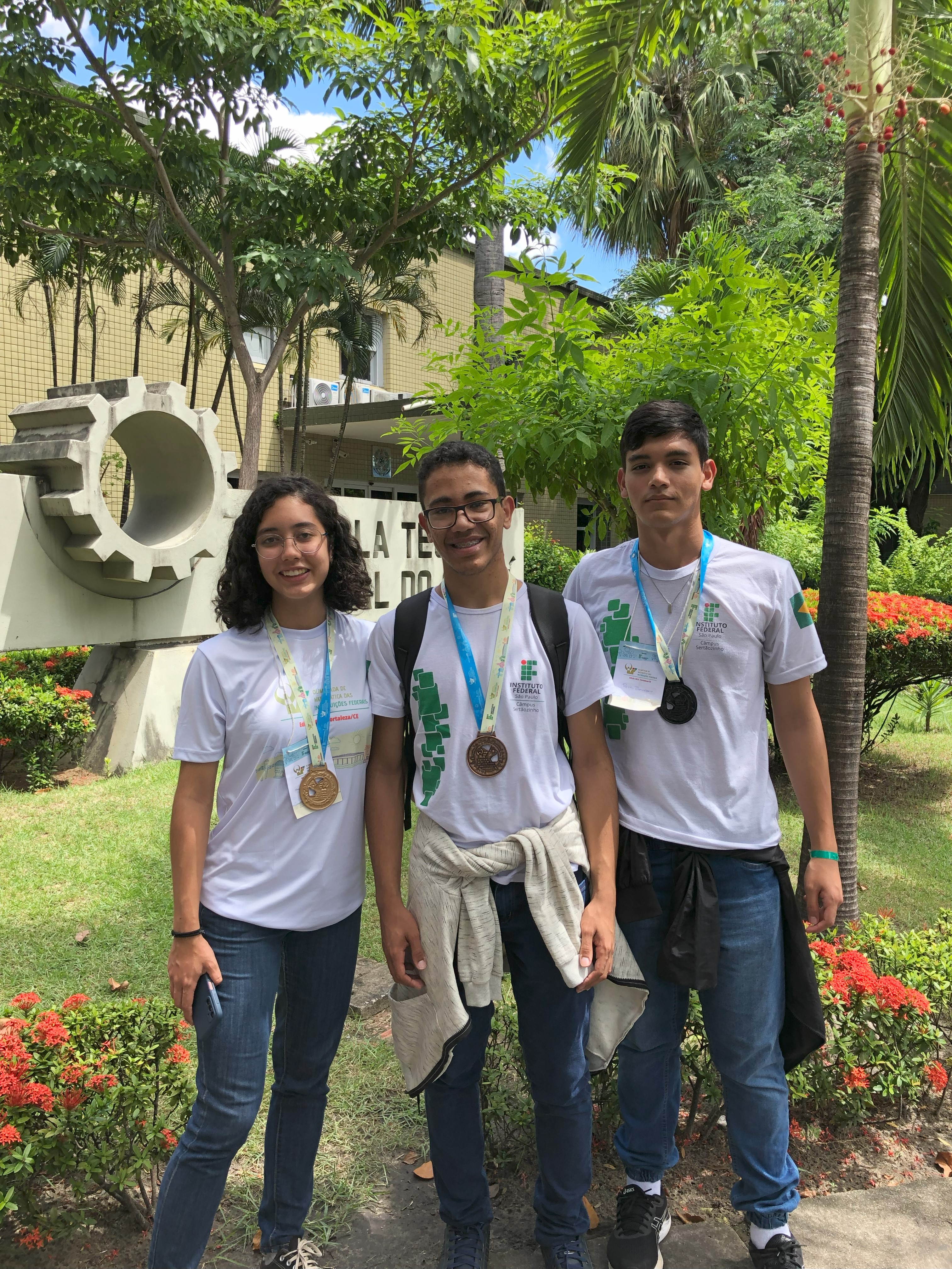 Estudantes do Câmpus Sertãozinho na Omif: Maria Julia (à esqueda), Guilherme (meio), Pedro (à direita)
