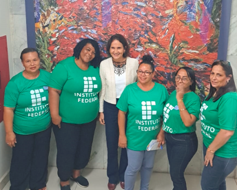 Claudia Venâncio (à esquerda) com alunas do Programa Mulheres Mil e a Secretária-Executiva do MEC, Izolda Cela (ao centro). Foto: MEC
