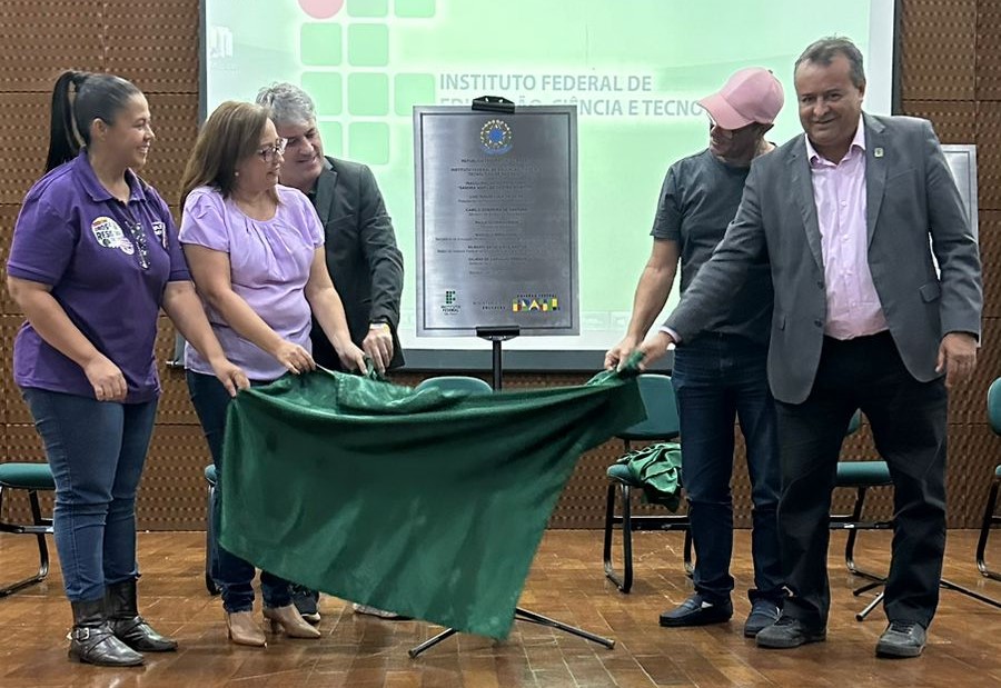 Descerramento de placa de inauguração