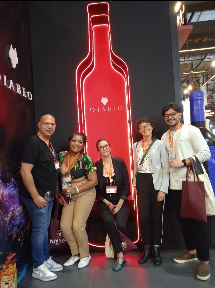 Julia (ao centro) com alunos durante evento sobre vinho