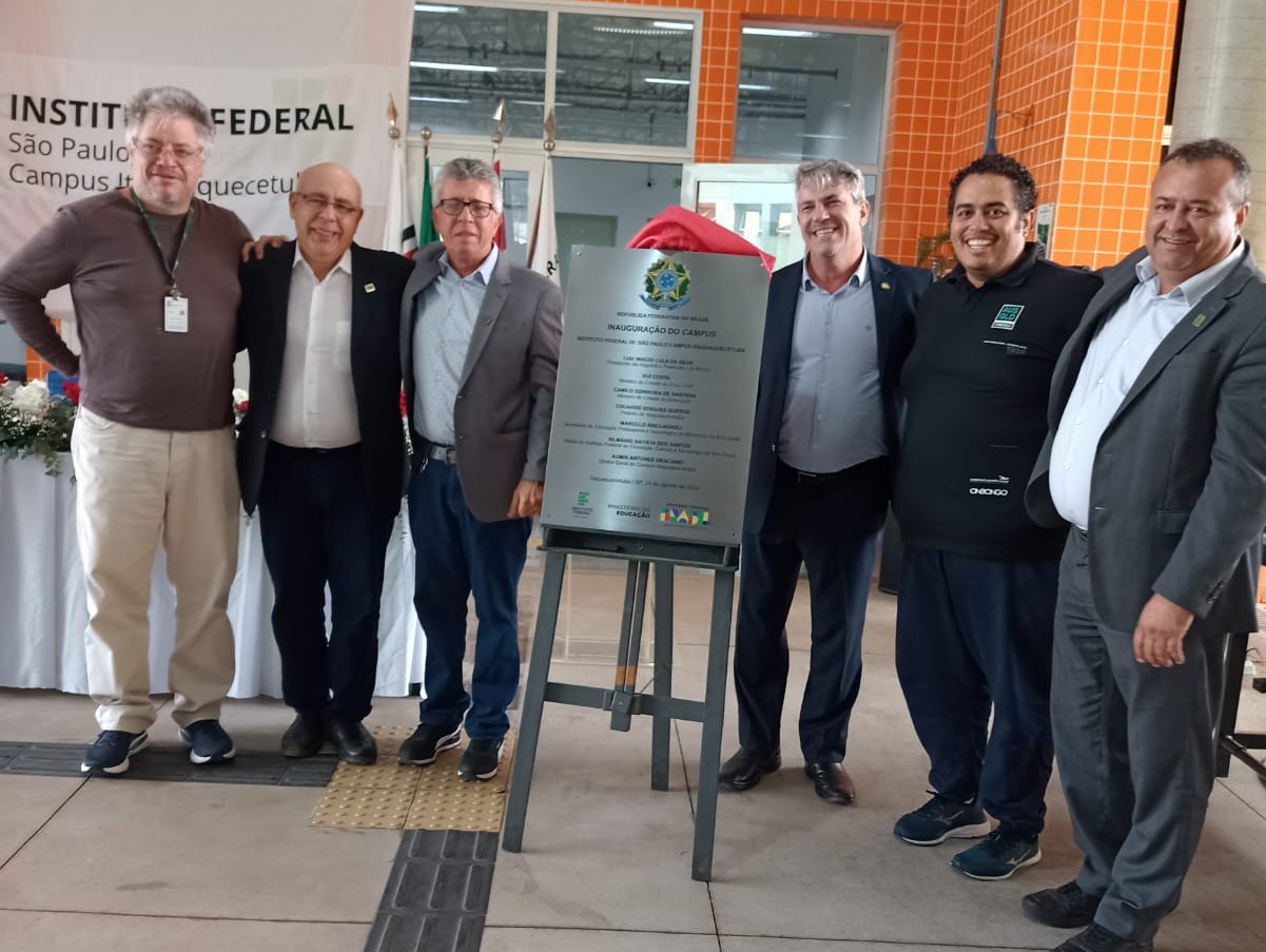 Da esquerda para a direita: Denílson Mauri, Eduardo Modena (diretor-geral do Campus Rio Claro), Aumir Antunes, Marcelo Bregagnoli, Ricardo Agostinho e Silmário Batista
