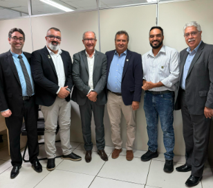 Da esquerda para a direita: Ricardo Martinelli (secretário de Assuntos Jurídicos da Prefeitura de Carapicuíba), Reginaldo Vitor (diretor-geral do Campus Carapicuíba do IFSP), José Roberto (prefeito de Carapicuíba), Silmário Batista dos Santos (reitor do IFSP), Wanderley Franca Fonseca (diretor-adjunto de Implantação do Campus Carapicuíba do IFSP) e Vivaldo Filho (secretário de Desenvolvimento Urbano da Prefeitura de Carapicuíba) 