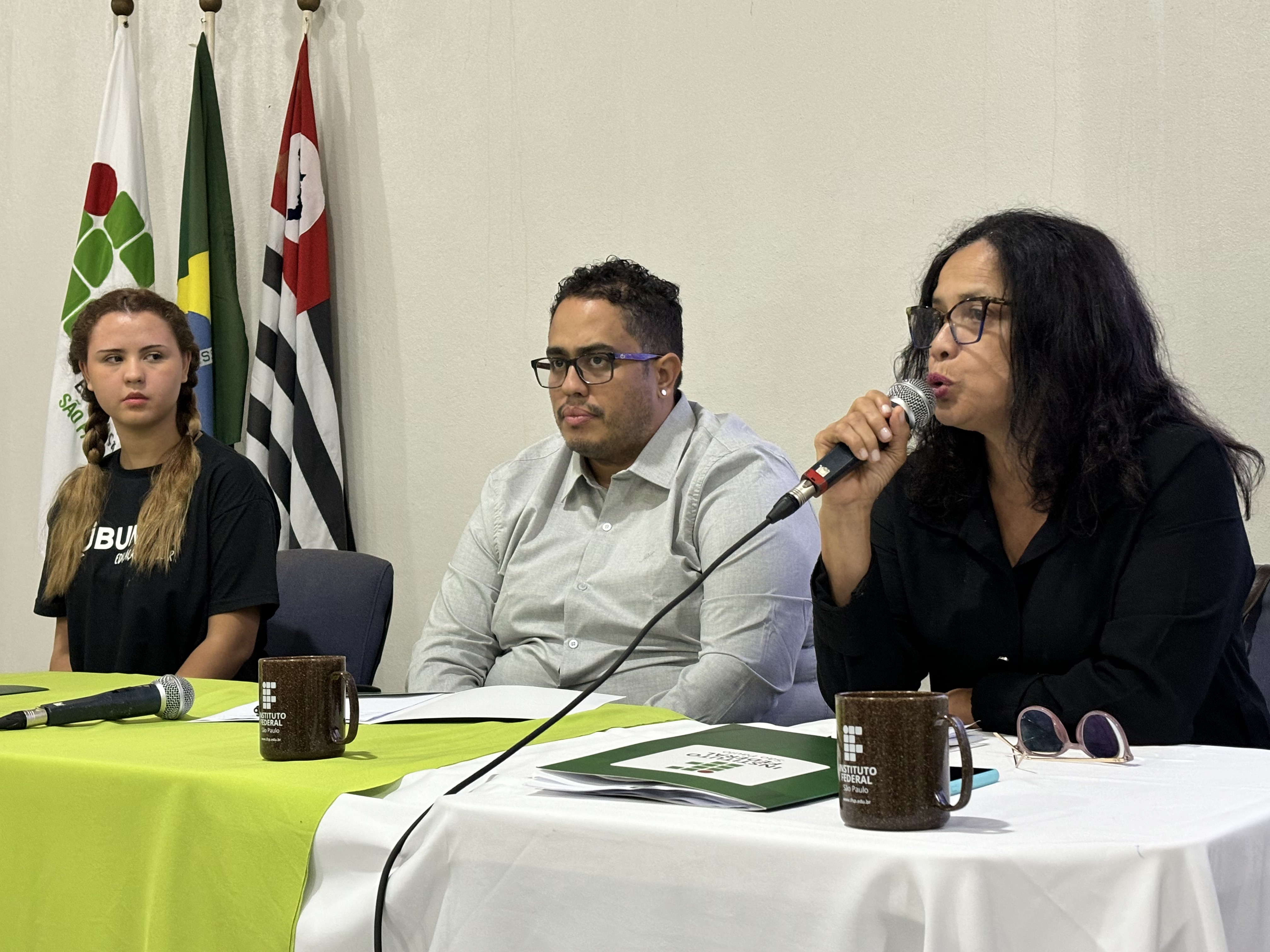 Isabelle, Agostinho e Denilza (da esquerda para a direita) durante audiência pública