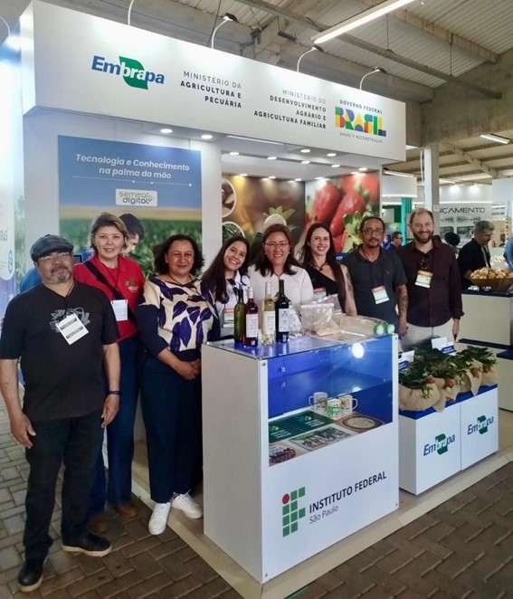 Equipe do IFSP e a Secretária de Abastecimento, Cooperativismo e Soberania Alimentar do MDA, Ana Terra Reis.