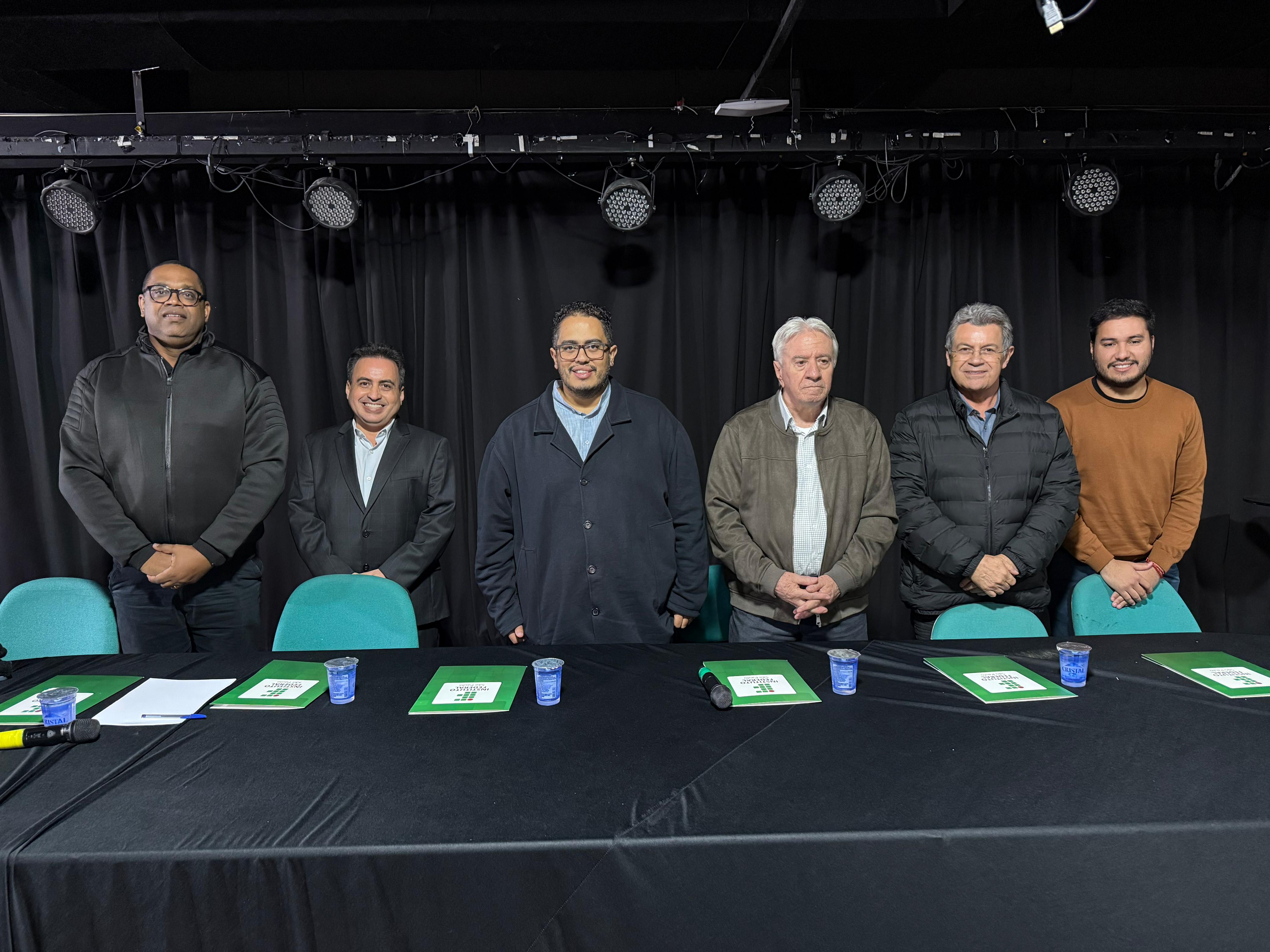 Da esquerda para a direita: o vereador Josias da Juco; o diretor-geral do Campus Osasco do IFSP, Ricardo Coelho; o chefe de gabinete do IFSP, Ricardo Agostinho; o secretário municipal da Educação, José Toste; o deputado estadual Emídio de Souza; e o vereador Éber Rocha