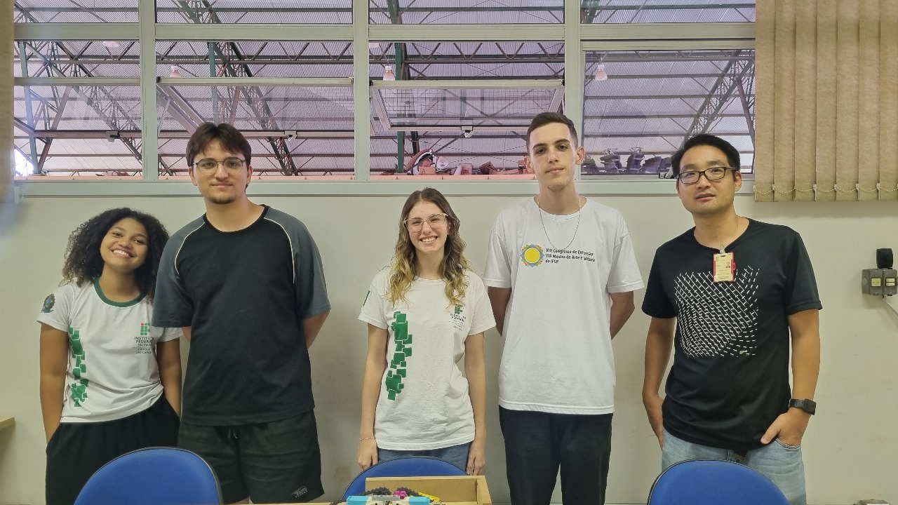 Da esquerda para a direita: Maria Antônia, João Vitor, Laura, Davi e professor Ricardo