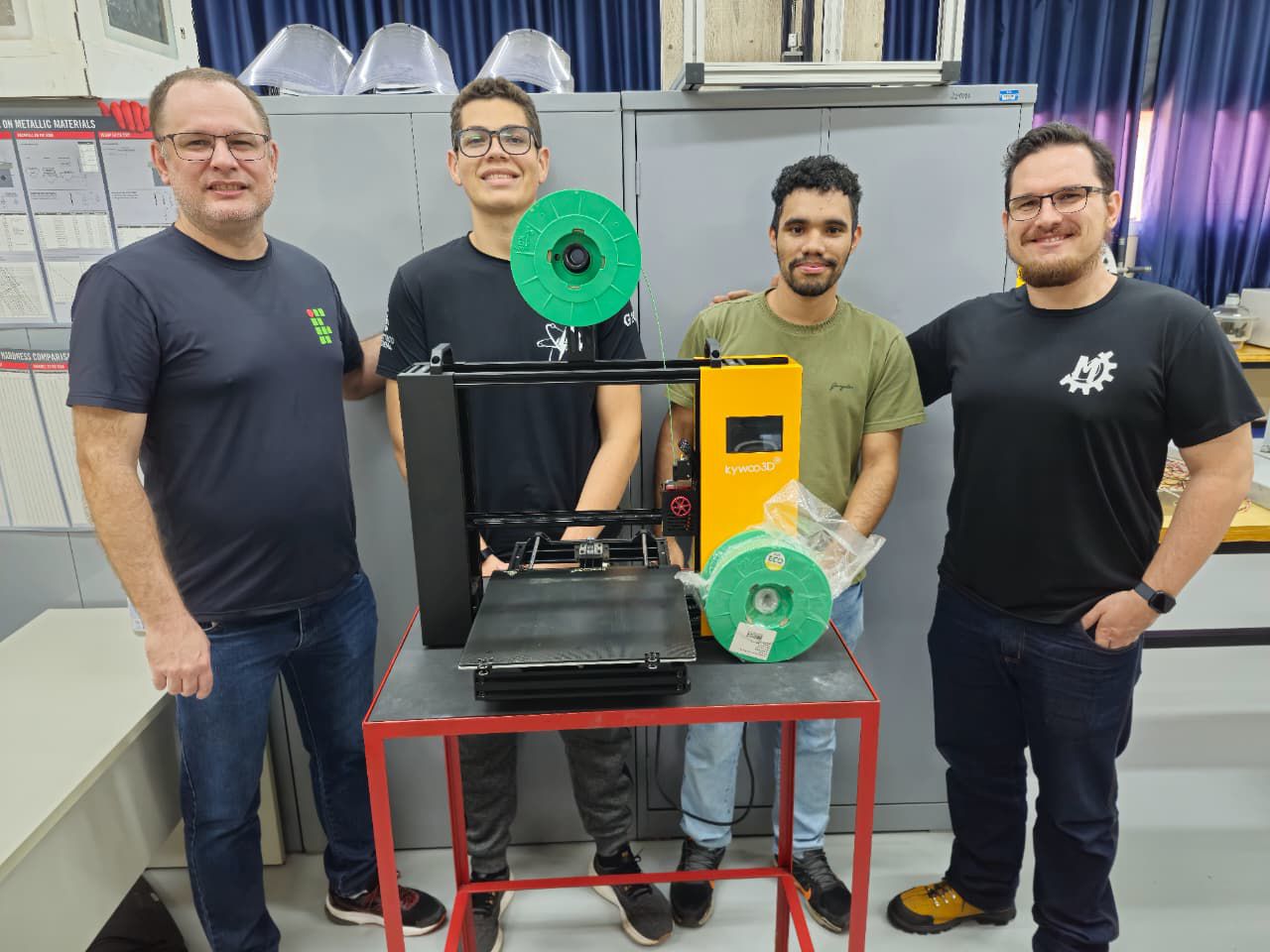 Cleiton, Kelvin, Wesley e o professor Guilherme Mecelis com impressora 3D