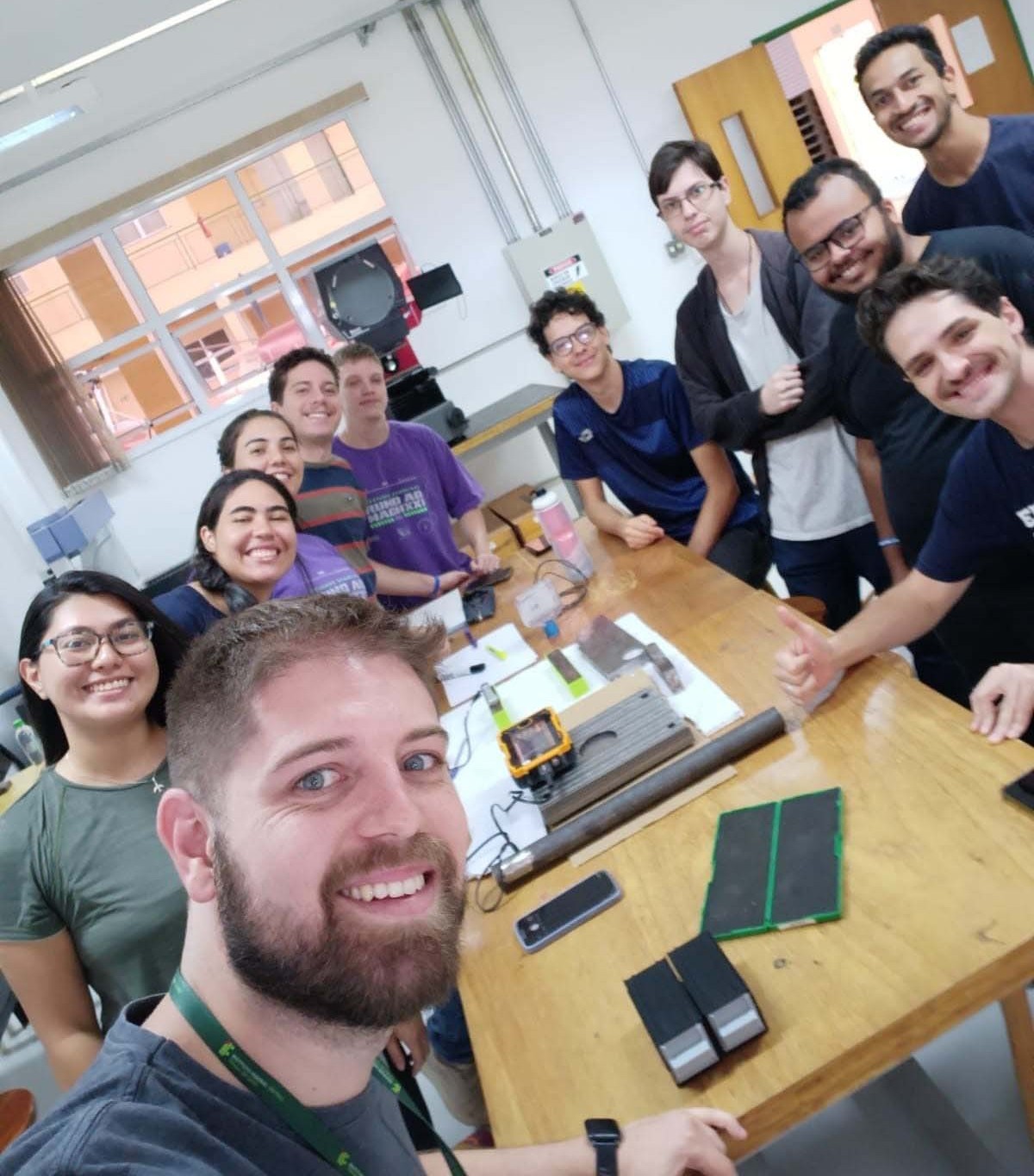 Bruno em atividade com alunos de engenharia aeronáutica. Créditos da imagem: acervo pessoal do servidor.