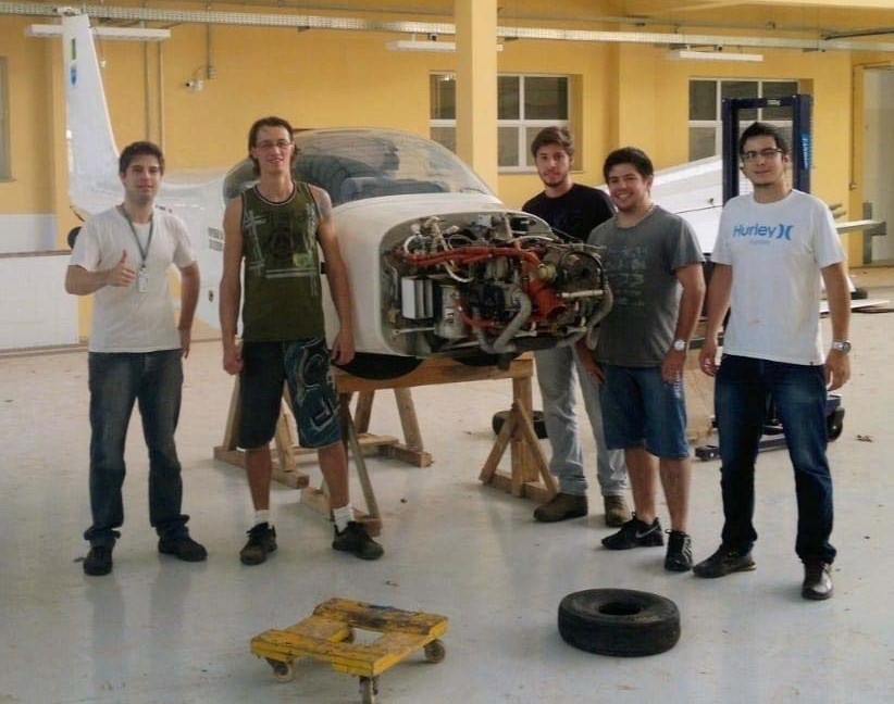 Bruno, à esquerda, com alunos do curso Tecnologia em Manutenção de Aeronaves, em 2015. Créditos da imagem: acervo pessoal do servidor.