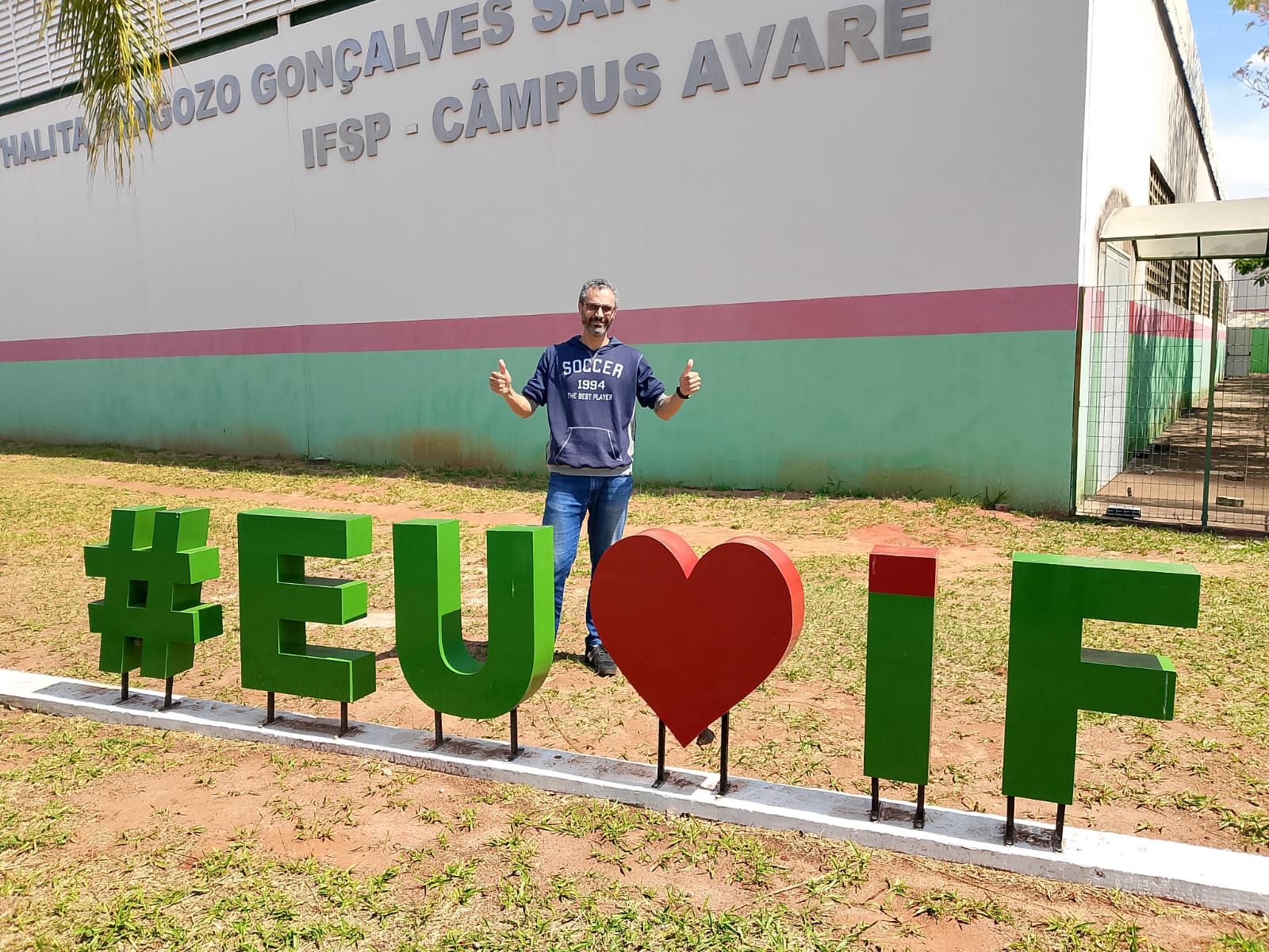 Renato, em frente ao Campus Avaré. Créditos da imagem: acervo pessoal do servidor.