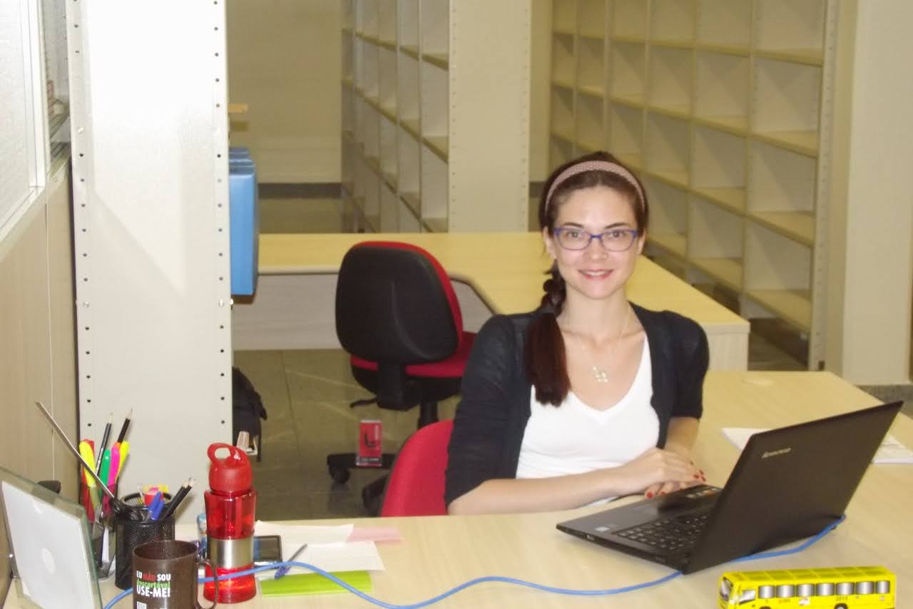 Thaís no início do trabalho como bibliotecária do Campus Jundiaí. Créditos da imagem: acervo pessoal da servidora.
