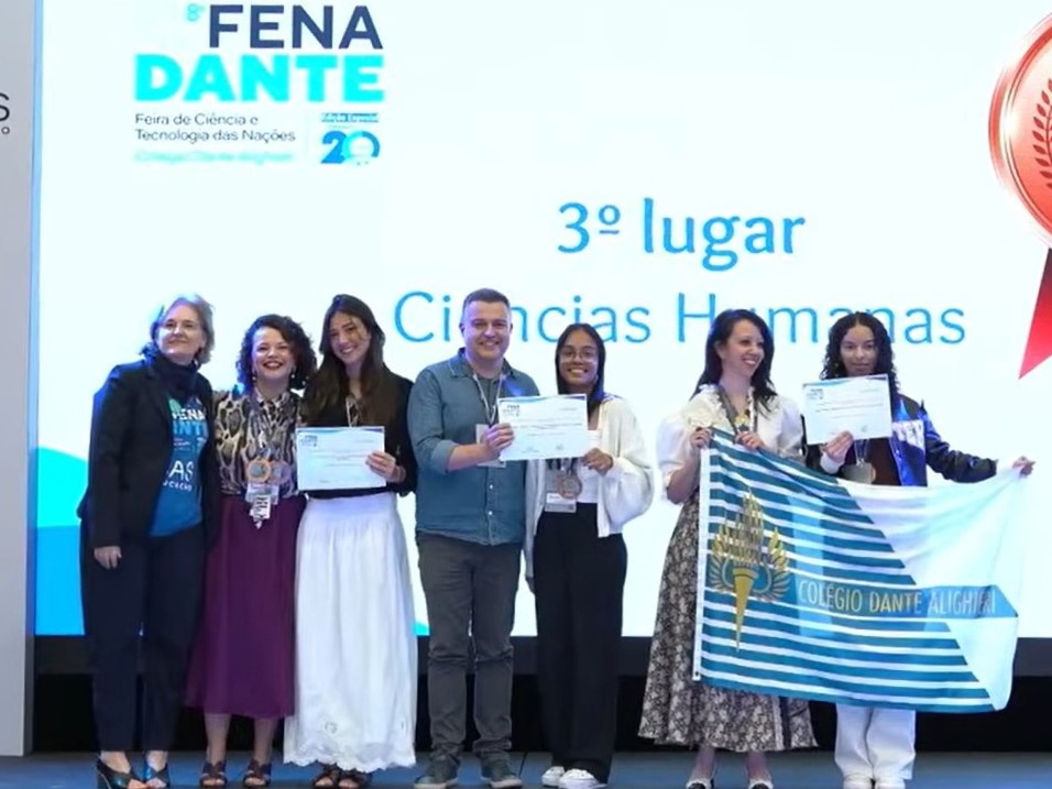 Ao centro, Mariane e o professor Rafael, do Campus Bragança Paulista