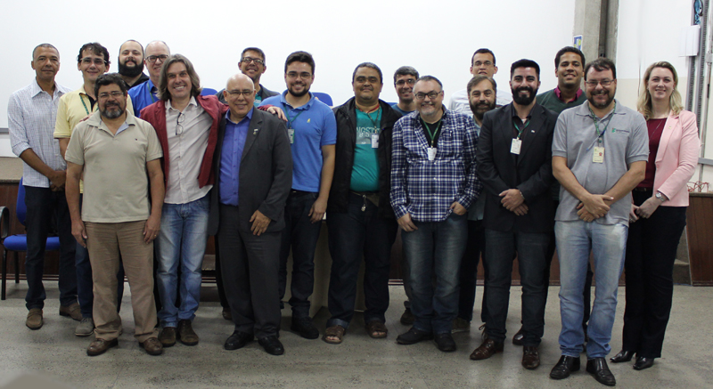 Reitor Modena (camisa azul e paletó) e pró-reitor Whisner (jaqueta vermelha) dão as boas-vindas aos novos membros da CPPD.